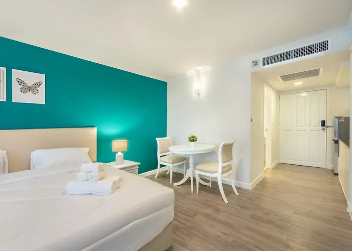 Aparthotel Neom Town 3*